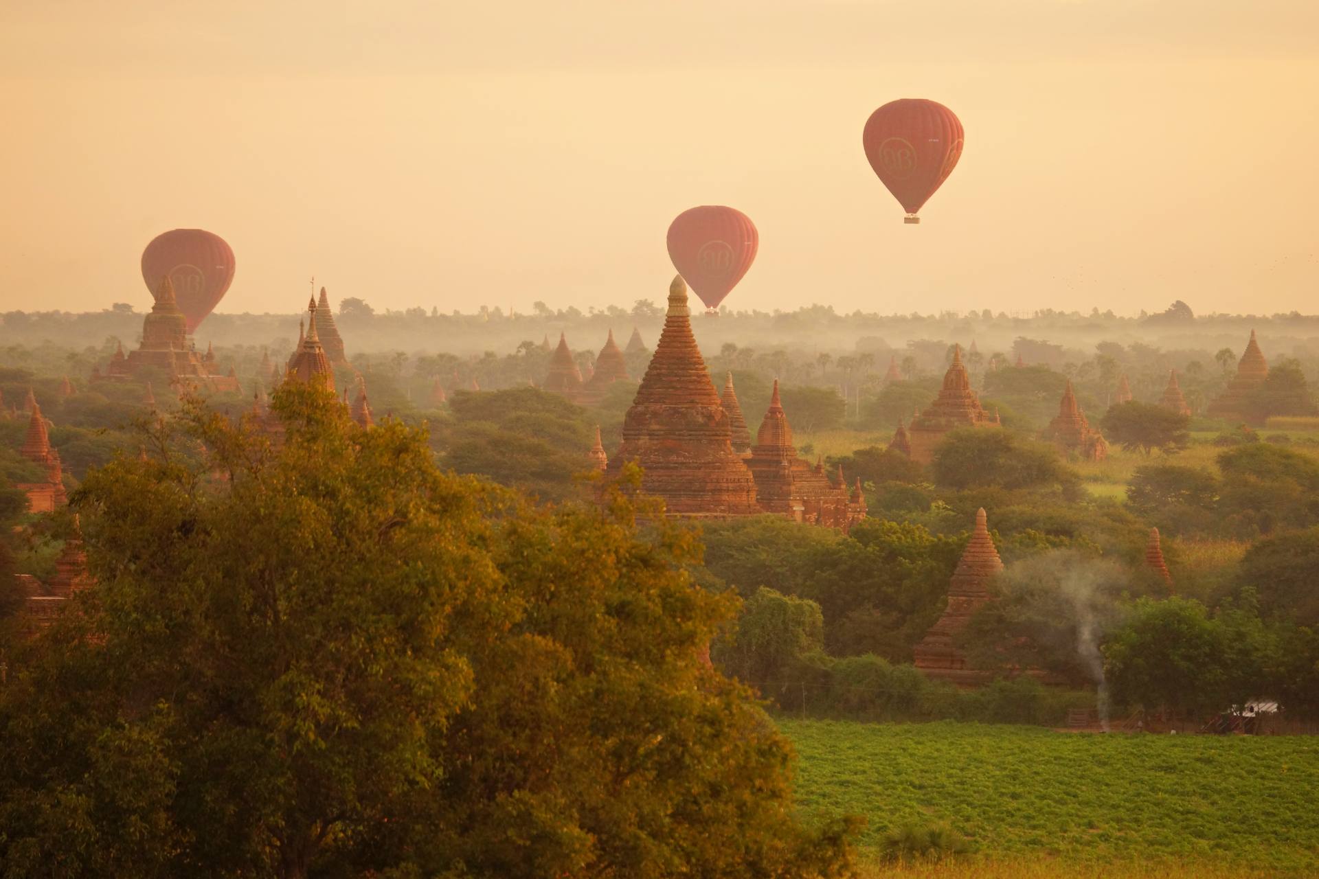Sonnenaufgang auf der Shwesandaw Pagode (erbaut 1057 n Chr.)